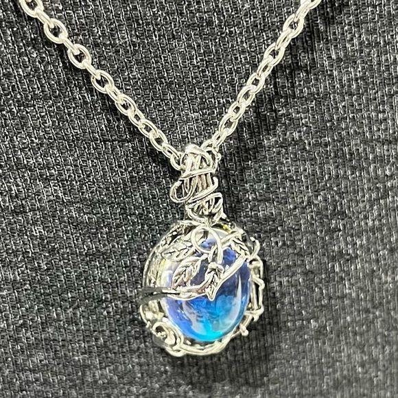 Silver Chain Necklace w/ Stunning Bright Blue Stone - Picture 5 of 7